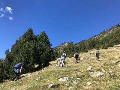 earthwatch volunteers hike the pyrenees