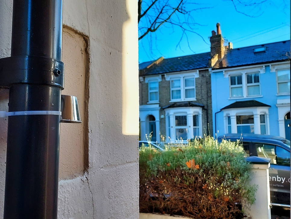 With the support of Dr. Ben Barratt, MRC Centre for Environment and Health, at Imperial College London, as well as 25 students and team members—38 FreshAir Clips were installed in schools, private homes, and parks across the city of London. 